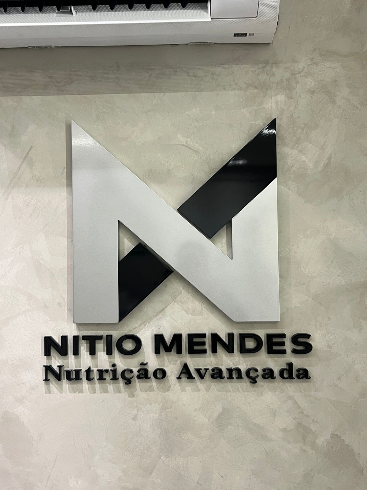 Logotipo Nítio Mendes Nutrição Avançada no consultório
