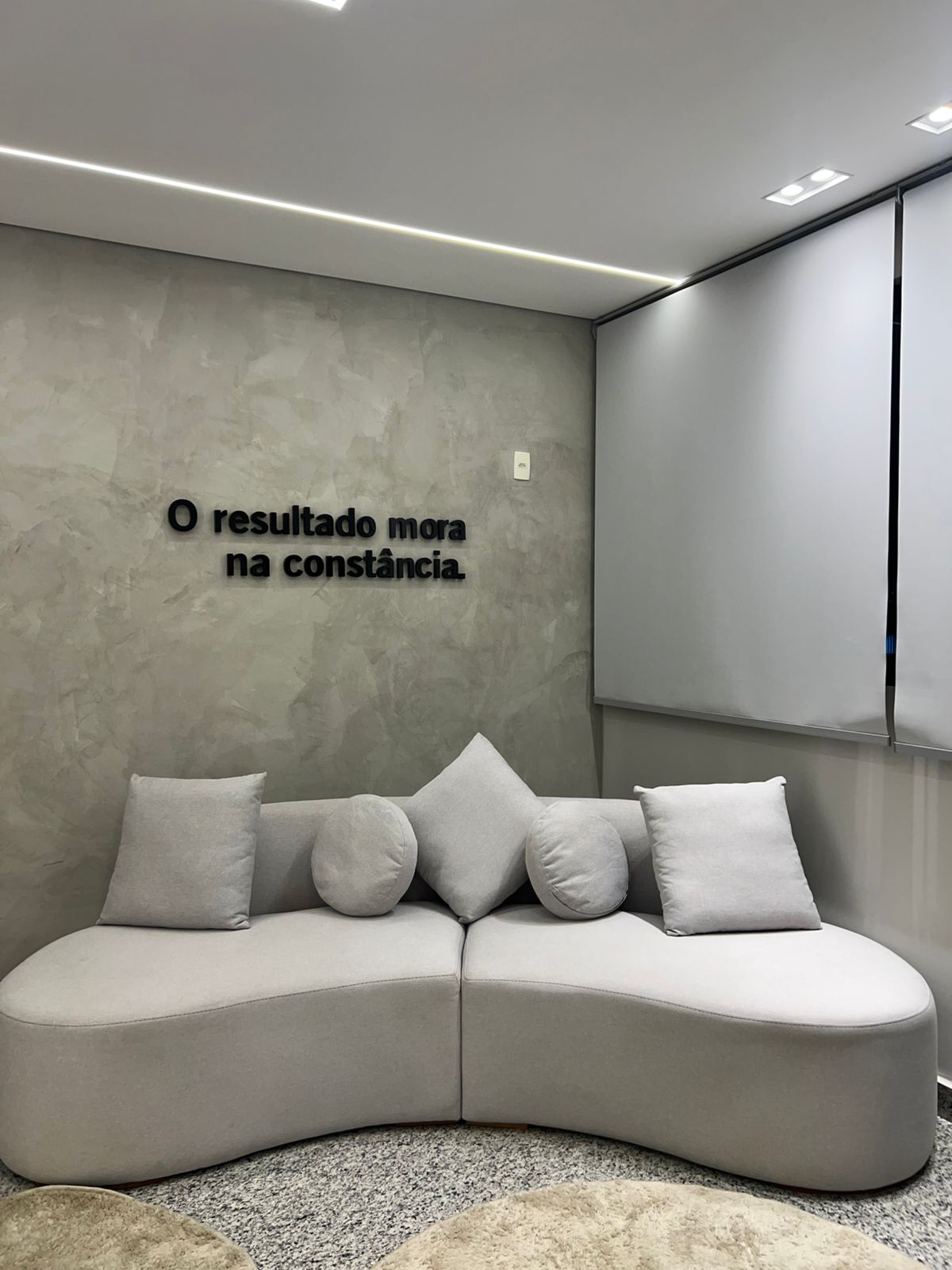 Sala de espera do consultório com mural 'O resultado mora na constância'